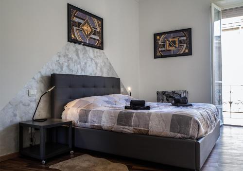 una camera con un letto e una lampada su un tavolo di Suite Mont Blanc nel Cuore di Torino a Torino