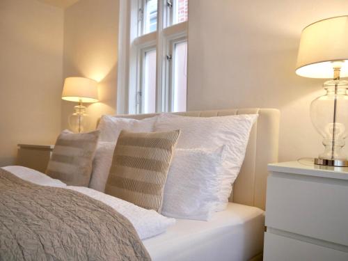 リューネブルクにあるStay Hygge - Zentrales Altstadt-Apartment in Lüneburg mit kostenfreiem Parkplatzのベッドルーム1室(枕付きのベッド1台、窓付)