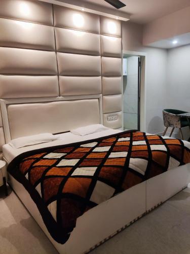 - une chambre avec un lit doté d'une grande tête de lit dans l'établissement SETIA HOTEL, à Malaut