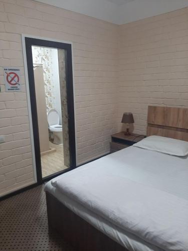 Ένα ή περισσότερα κρεβάτια σε δωμάτιο στο Lotus Hotel