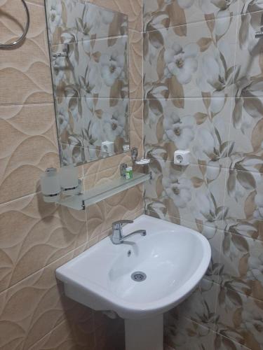 Ένα μπάνιο στο Lotus Hotel