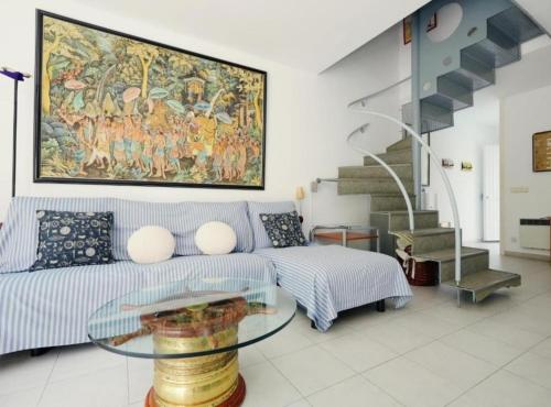 a living room with a couch and a glass table at Apartamento Duplex Voramar in S'agaro