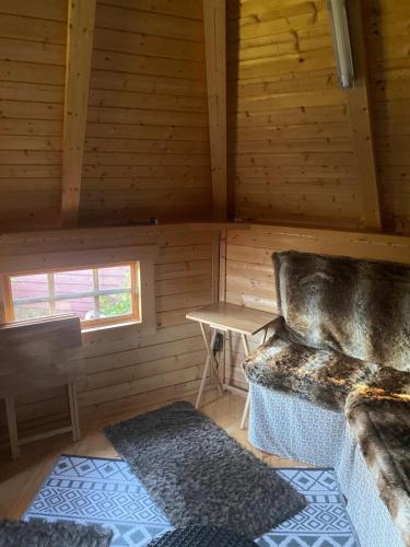 una camera con divano e tavolo in una cabina di Rannoch Lodge ad Auchterarder