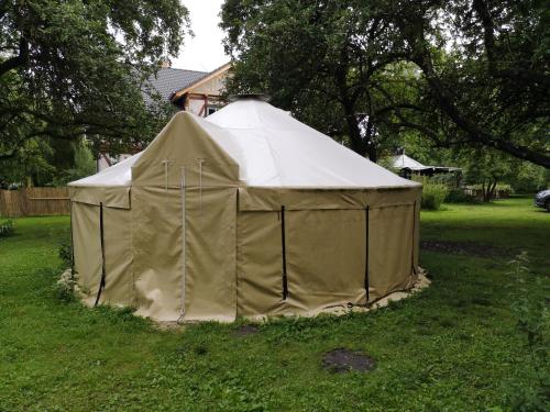 uma tenda na relva num quintal em Jurten im Garten Eden BUB em Gützkow