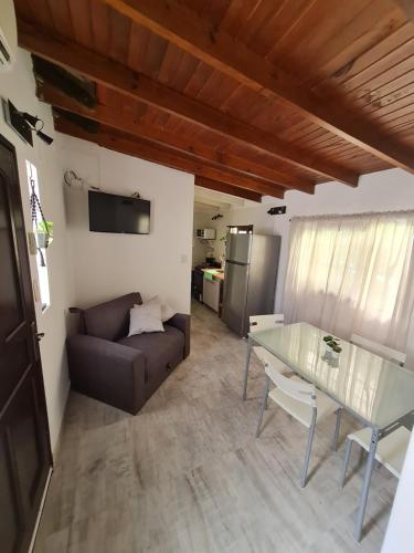 ein Wohnzimmer mit einem Glastisch und einem Sofa in der Unterkunft LEO-DI-MAR in Villa Gesell