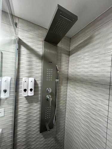 uma cabina de duche com dois rolos de papel higiénico em Cotrades 3 En San Blas-Canillejas em Madri