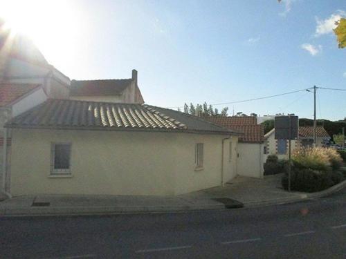a white house on the side of a street at Saint Palais sur Mer - MAISON MITOYENNE - cour privée - CENTRE VILLE in Saint-Palais-sur-Mer