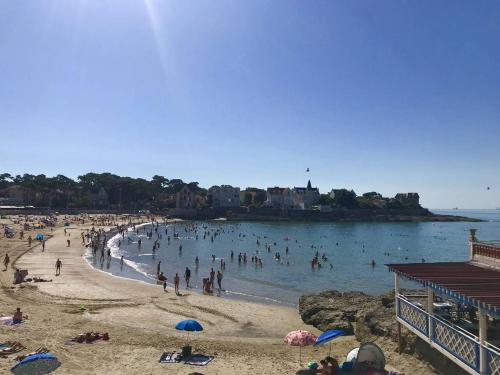 a group of people in the water at a beach at Saint Palais sur Mer - MAISON MITOYENNE - cour privée - CENTRE VILLE in Saint-Palais-sur-Mer