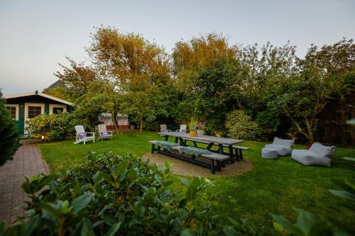 a picnic table and a bench in a yard at Jaumann's Südwind Sylt in Westerland (Sylt)
