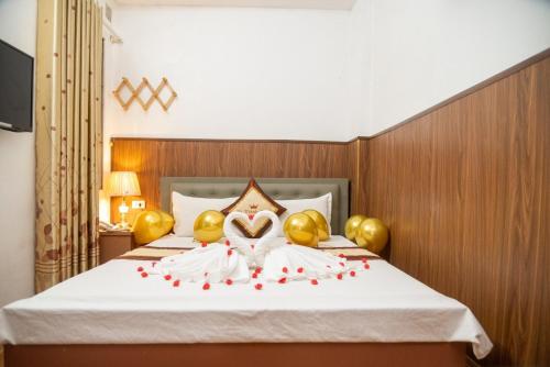 ein Schlafzimmer mit einem Bett mit roten Rosen darauf in der Unterkunft Hà Thành Hotel - Ngõ 63 Lê Đức Thọ, Mỹ Đình - by Bay Luxury in Hanoi