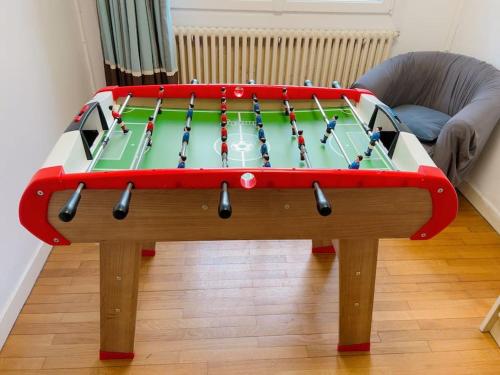 - une table de ping-pong dans le salon dans l'établissement Villa Seine, à Bezons