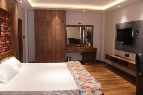 TV a/nebo společenská místnost v ubytování Birsha Munda Guest House
