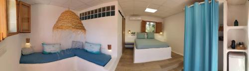 Habitación con 2 camas en la pared en Relais Pollo Loco, en Valencia