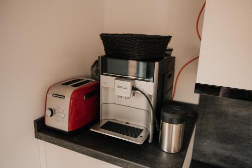 een koffiezetapparaat en een broodrooster op een plank bij Wohnung Schrödelstein in Lenggries