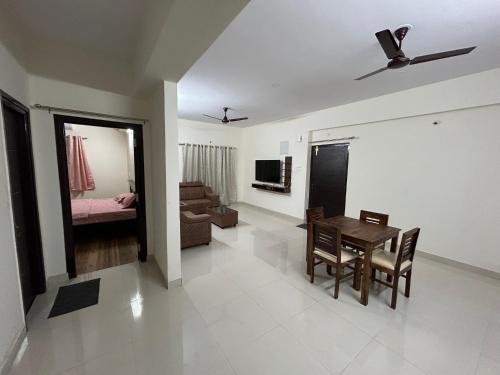 sala de estar con mesa y dormitorio en New Full Furnished 2 BHK in Madhapur with Parking with 24 Hours Checkin, en Hyderabad