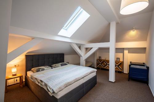ein Schlafzimmer mit einem großen Bett im Dachgeschoss in der Unterkunft Vila Kollár Vysoké Tatry in Vysoké Tatry