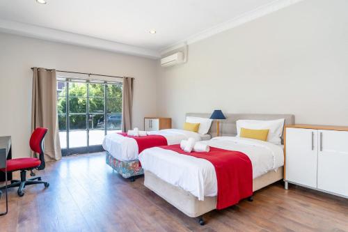 Un pat sau paturi într-o cameră la Boutique Heaven in South Yarra
