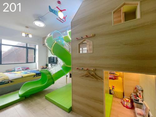 a childrens room with a slide in the ceiling at Wind Natural Parent-child Inn in Houli