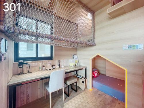 uma cozinha com uma mesa e uma cadeira num quarto em Wind Natural Parent-child Inn em Houli