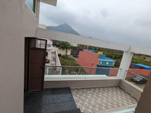 a balcony with a view of a building at Jo's Homestay in Tiruvannāmalai