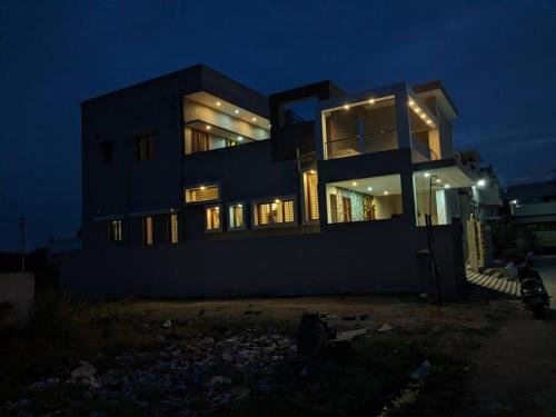 uma casa grande é iluminada à noite em Jo's Homestay em Tiruvannamalai