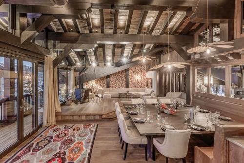 a dining room with a table and chairs at HOTEL LE VAL D'ISERE in Val dʼIsère