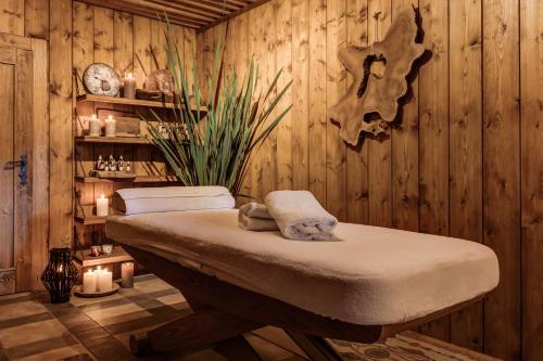 a room with a bath tub in a wooden wall at Silverstone Living in Semily