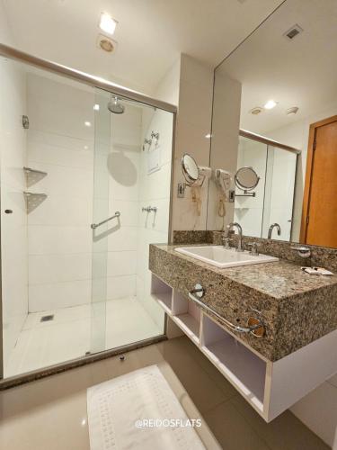 La salle de bains est pourvue d'un lavabo et d'une douche. dans l'établissement Brisas do Lago By Rei dos Flats, à Brasilia