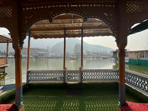 een uitzicht op het water vanuit een prieel bij HERITAGE CASTLE GROUP OF HOUSEBOAT in Srinagar