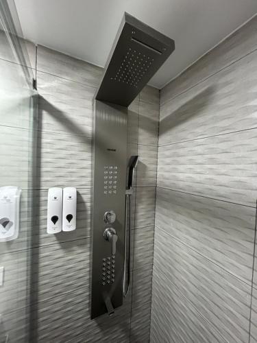 um chuveiro na casa de banho com duas toalhas de papel em Cotrades 4 En San Blas-Canillejas em Madri