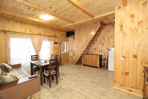 ein Wohnzimmer mit einem Tisch und einem Esszimmer in der Unterkunft Котедж "На Дачній" in Jaremtsche