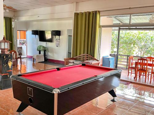 a living room with a pool table in it at เสริมสุขฟาร์มแอนด์โฮมสเตย์ จันทรบุรี in Tha Mai