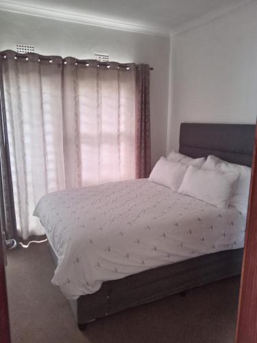 En eller flere senge i et værelse på Jonathan's Apartment