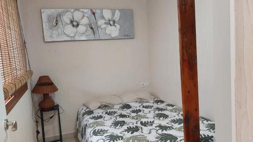1 dormitorio con 1 cama y una foto en la pared en Nueva Casa rural piscina privada en Santa Cruz de Tenerife