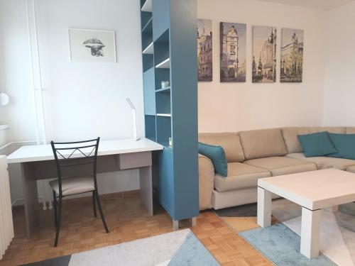 uma sala de estar com um sofá e uma mesa em Novobeogradska priča em Belgrado