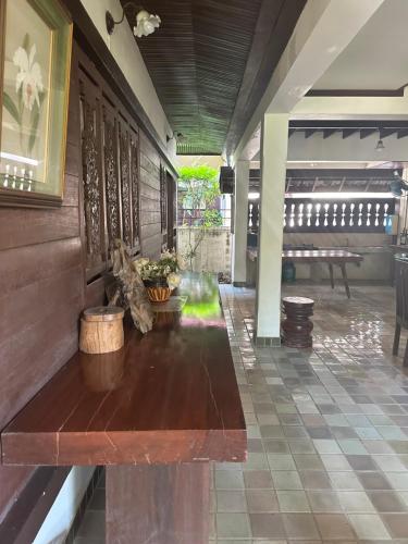 um corredor com um banco de madeira num edifício em SJ House em Chiang Mai