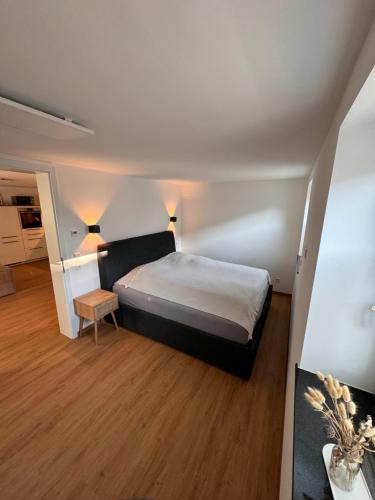 a bedroom with a large bed in a room at liebevolle Neubauwohnung im Souterrain in Sprockhövel