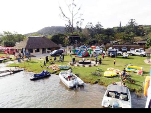 eine Gruppe von Menschen in einem Wasserpark mit Booten in der Unterkunft The Pont Home Owners in Port Edward