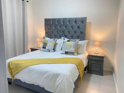 Katil atau katil-katil dalam bilik di Flat in Midrand