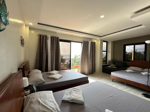 ein Schlafzimmer mit 2 Betten und ein Wohnzimmer in der Unterkunft D Villa Nueva's Beach House in Lobo