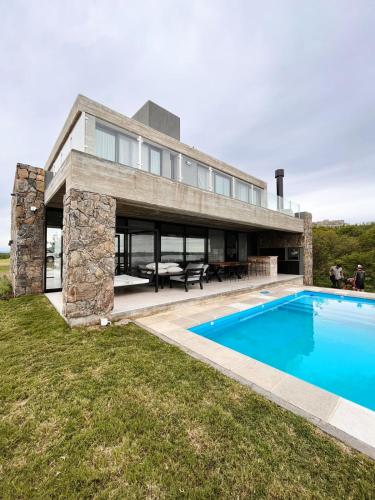 una vista exterior de una casa con piscina en Casa en la montaña en Villa del Dique