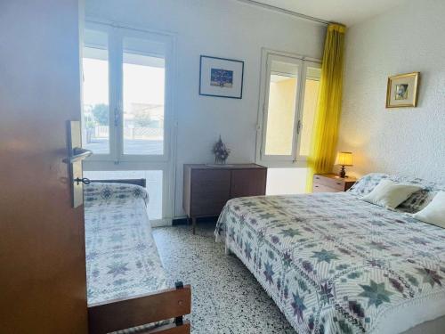 une chambre avec un lit et une fenêtre dans l'établissement Appartement 2P 5 Couchages avec Terrasse et Parking - Port-la-Nouvelle - FR-1-229C-159, à Port-la-Nouvelle