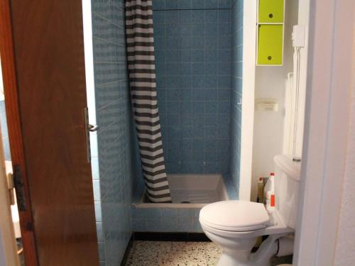 une salle de bain avec toilettes et douche dans l'établissement Appartement 2P 5 Couchages avec Terrasse et Parking - Port-la-Nouvelle - FR-1-229C-159, à Port-la-Nouvelle