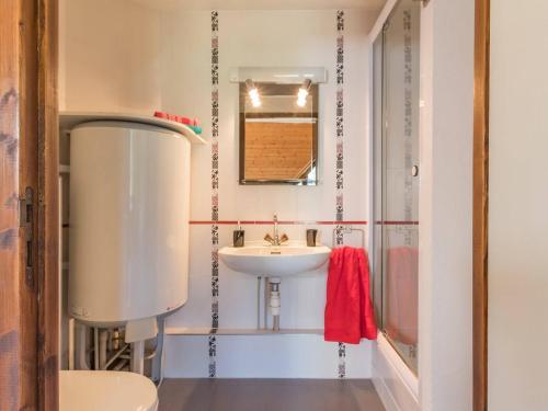 La petite salle de bains est pourvue d'un lavabo et d'un miroir. dans l'établissement Appartement Le Monêtier-les-Bains, 5 pièces, 10 personnes - FR-1-330F-144, au Monêtier-les-Bains