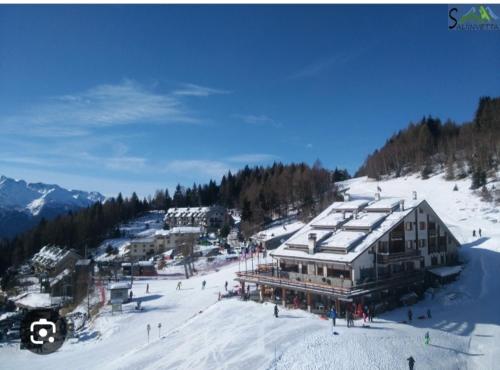 a ski lodge on top of a snow covered mountain at Il posto al sole in Teglio