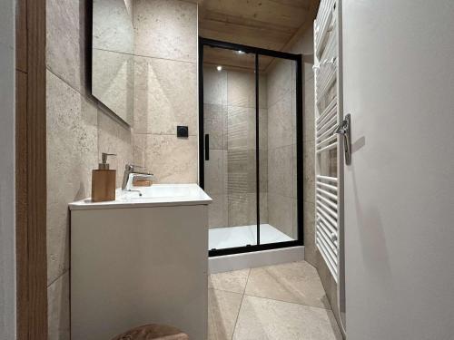 A bathroom at Appartement Montgenèvre, 2 pièces, 6 personnes - FR-1-330D-52
