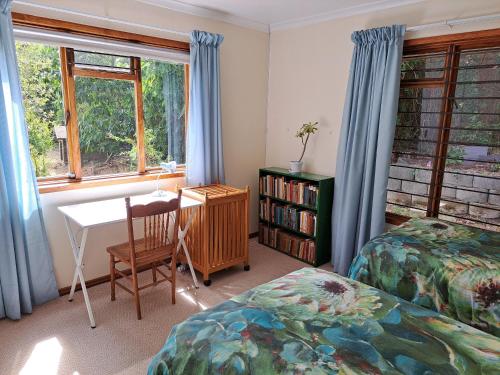 En eller flere senge i et værelse på Helderberg Cottage