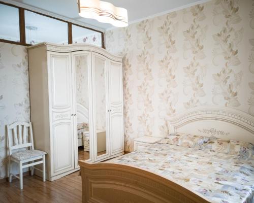 מיטה או מיטות בחדר ב-1 комнатная квартира в центре Алматы