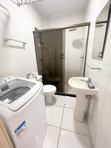 uma casa de banho branca com um WC e um lavatório em APARTAMENTO NO MELHOR DE BOA VIAGEM no Recife