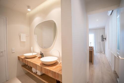 uma casa de banho com 2 lavatórios e um espelho em Casa de vacaciones en La Ràpita em Sant Carles de la Ràpita